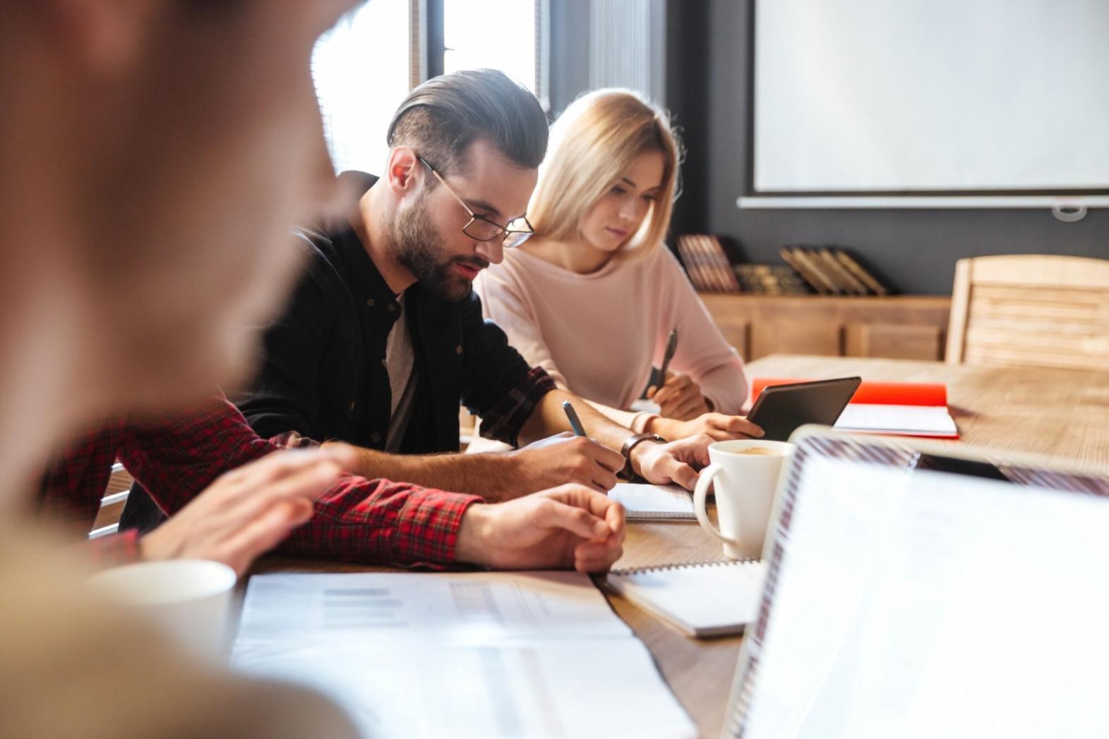 Profesional trabajando con análisis financieros y gráficos en su escritorio