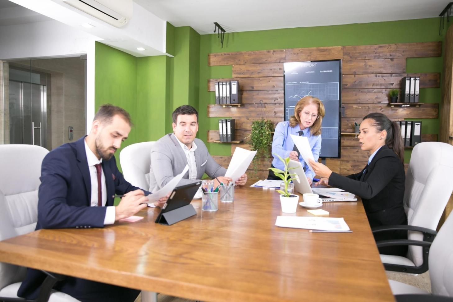 Equipo analizando informes financieros complejos